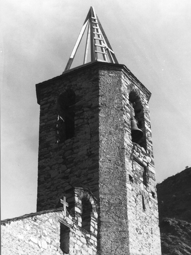 Església parroquial de Sant Martí de Borén. Reconstrucció del llosat del campanar destruït a causa d'un llamp l'any anterior.