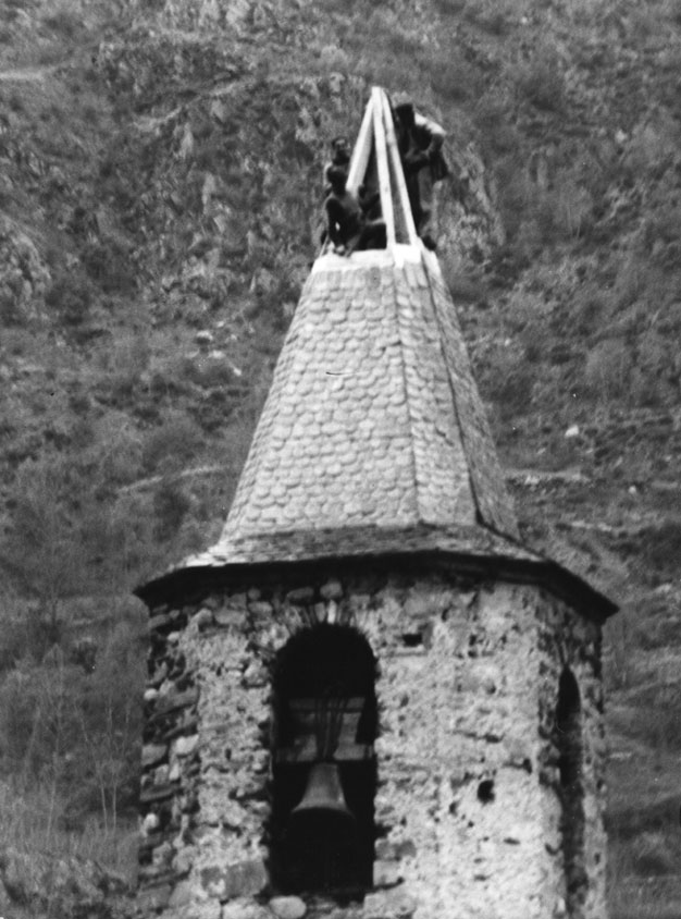 Església parroquial de Sant Martí de Borén. Reconstrucció del llosat del campanar destruït a causa d'un llamp l'any anterior. Victor Rey, David Marzo, Xavier Serra.