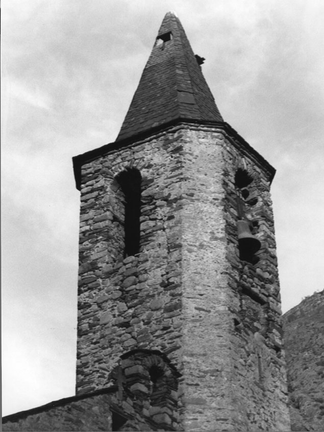 Església parroquial de Sant Martí de Borén. Reconstrucció del llosat del campanar destruït a causa d'un llamp l'any anterior.