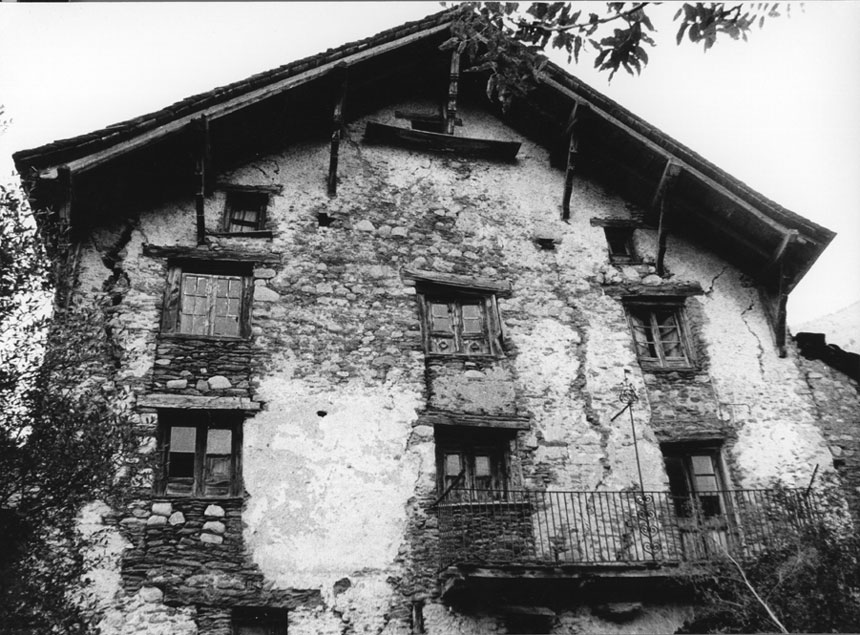 Façana principal de Casa Badia de Dorve.