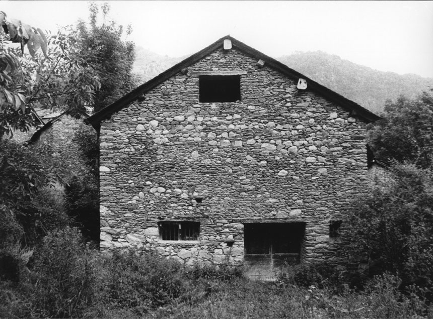 Vista de la façana de la part del darrera de Casa Badia de Dorve. (Annex de l'habitatge principal).