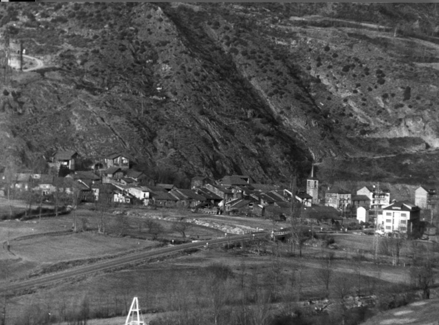 Vista general d'Escaló. A l'esquerra la Torre de guaita.