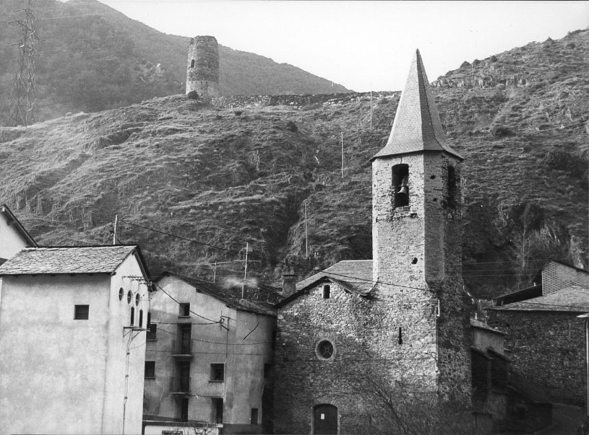 Església parroquial de Santa Maria i Torre de guaita al fons.