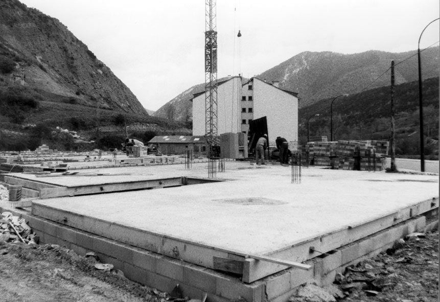 Construcció d'un bloc d'apartaments a l'entrada d'Espot.