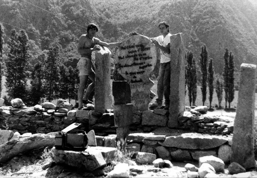 David Marzo i Xavier Araguàs al monument a mossèn Cinto Verdaguer.