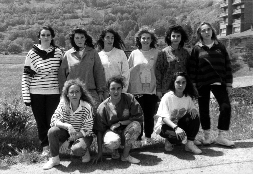 Alumnes i tutora de 3er de BUP, curs 1989-1990. d'esq. a dreta a dalt: Mònica d'Espot, Sonia d'Isavarre, Montse Morancho, Meritxell Llena, ?, i Agata de Ribera de Cardós. d'esq. a dreta a baix: Mestre Josepa, Marta de Castellarnau i ?.