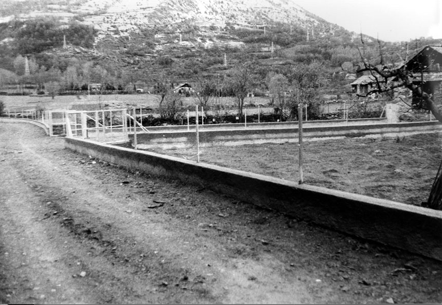 Obres al camí del Camp. instal·lació de tanques als horts.