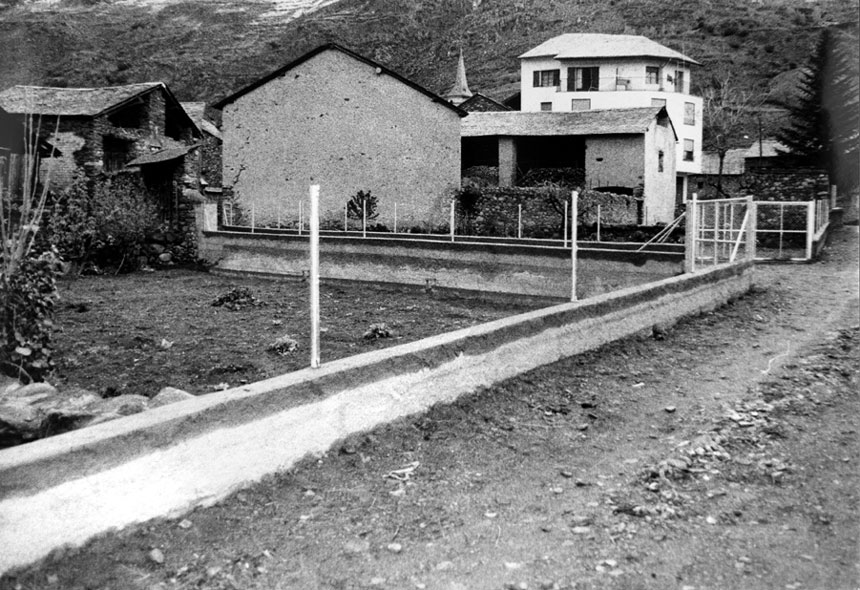 Obres del camí del Camp, instal·lació de tanques als horts.