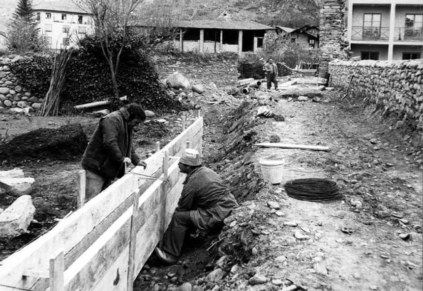 Obres de pavimentació al carrer dels Horts.