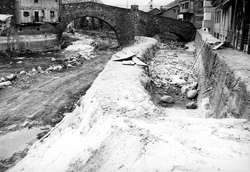 Construcció del mur de contenció del riu Noguera Pallaresa al seu pas per Esterri d'Àneu.