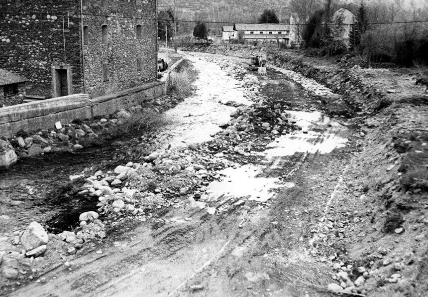 Construcció del mur de contenció del riu. A mà esquerra Casa Chamorro.