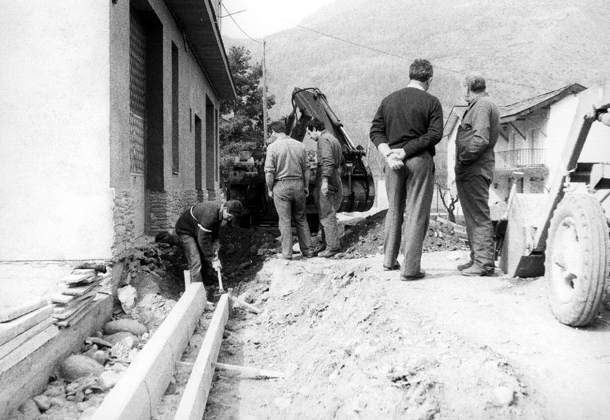 Obres de pavimentació del Carrer Sebastià Ramonich. Personatges de dreta a esqu.: Juanito d'Arli, Pastoriza, Balbino Soler, Bonico, Balbino Soler (pare).