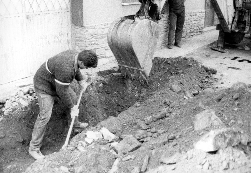 Obres de pavimentació del carrer Sebastià Ramonich. Personatge Juanito Arlí.