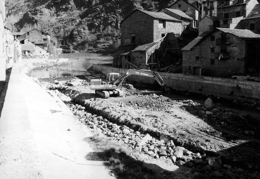 Construcció del mur de contenció del riu Noguera Pallaresa.