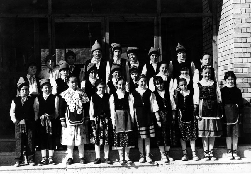 Alumnes de l'escola d'E.G.B. el Dijous Gras.