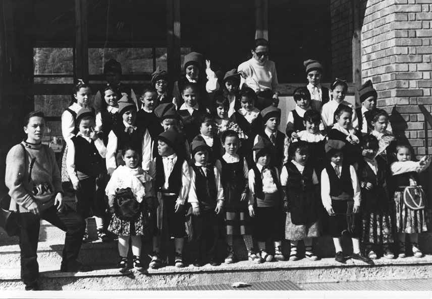 Alumnes de l'escola d'E.G.B. el Dijous Gras.