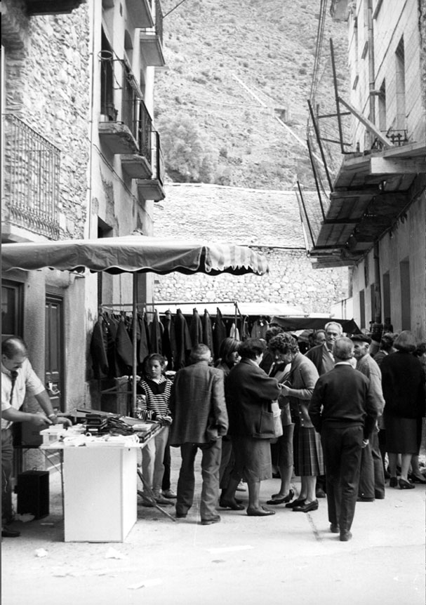 Fira de Sta Teresa. Parades a la plaça de l'Areny.