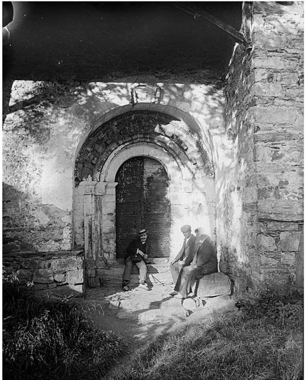 Porta de l'església parroquial de Sant Llorenç d'Isavarre.