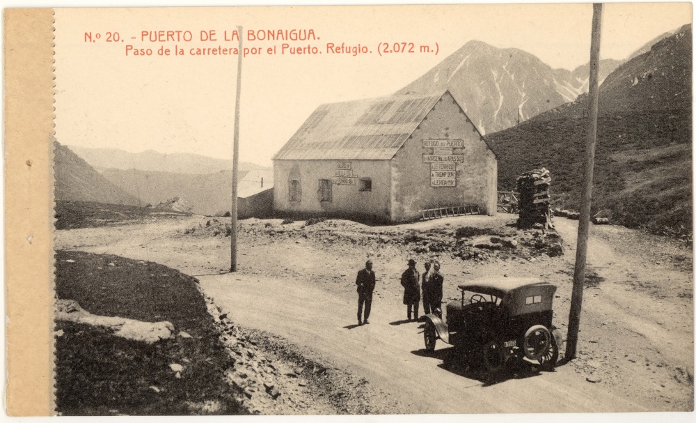 <p>Paso de la carretera por el Puerto. Refugio. (2.072 m.)</p>