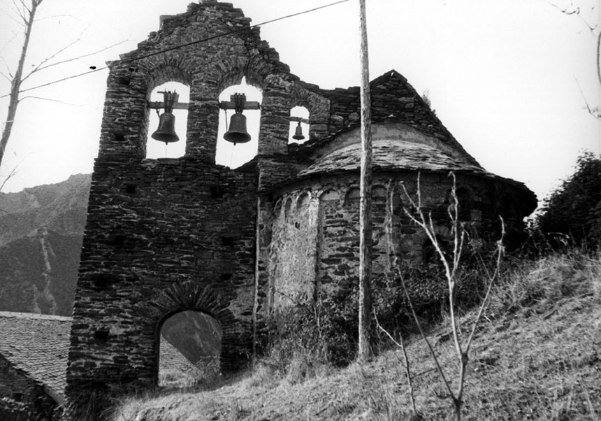 Església parroquial romànica de Sant Sebastià. Absis amb decoració llombarda i campanar de doble espadanya.