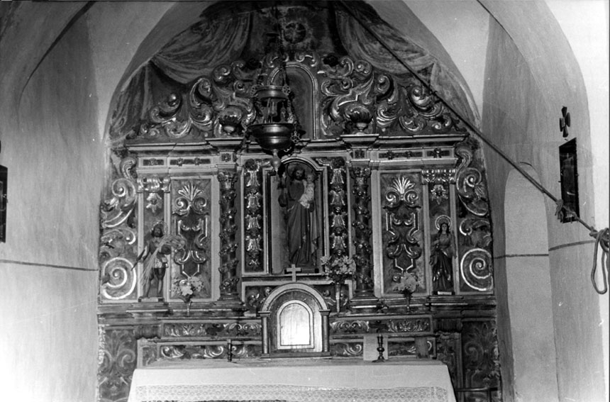 Retaule barroc a l'interior de l'església de Sant Pere de Jou.