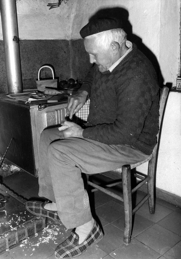 Ramon Pedrico, de Casa Badia, fent salers de fusta.