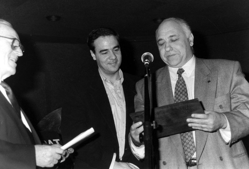 Ferran Rella rebent l'homenatge al Consell Cultural, dels amics del Pallars de mans del Sr. Eugeni Nadal i Lluís Feu.