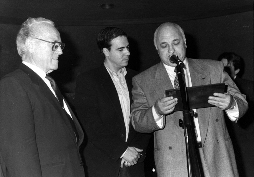 Ferran Rella rebent l'homenatge al Consell Cultural, dels amics del Pallars de mans del Sr. Eugeni Nadal i Lluís Feu.