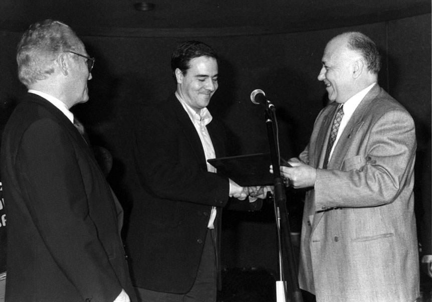 Ferran Rella rebent l'homenatge al Consell Cultural, dels amics del Pallars de mans del Sr. Eugeni Nadal i Lluís Feu.