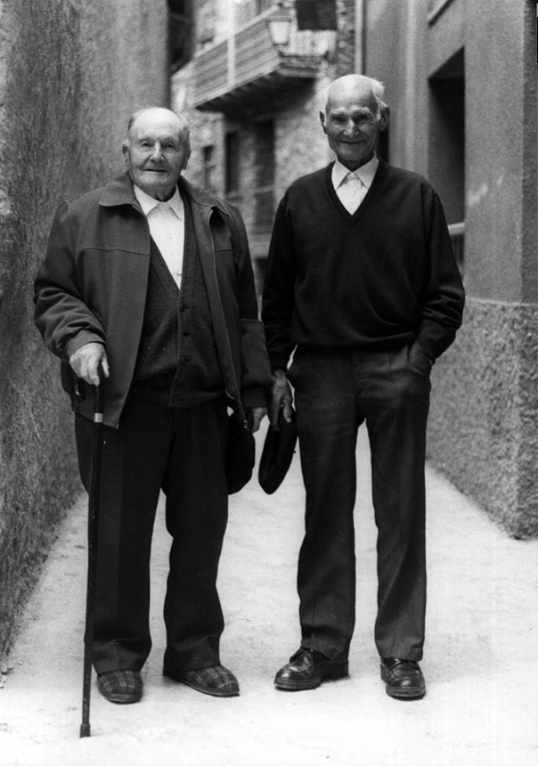 Personatges d'esq. a dreta: Pepe Castellarnau de casa Llirbat amb el seu cunyat de Casa Florentina d'àrreu al carrer del Camp.