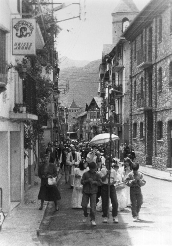 Processó de Corpus pujant pel carrer Major d'Esterri.