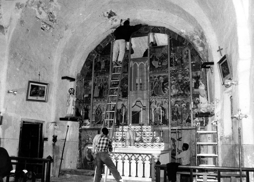 Retirada del retaule de Son per a la seva restauració.