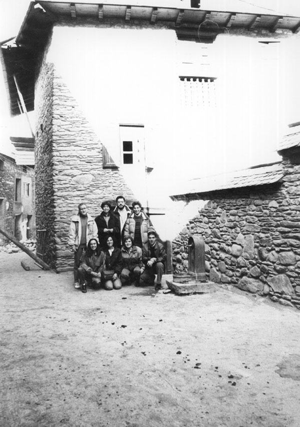 Dolors Bataller, Josepa Berenguer, Montse Calderó, Xavier Català, Juanma Couchold, Carme Mestre, Angels Rella i Lola Vicens davant l'entrada de Casa Gassia.