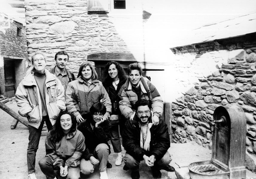 Dolors Bataller, Josepa Berenguer, Montse Calderó, Xavier Català, Juanma Couchold, Carme Mestre, Angels Rella i Lola Vicens davant l'entrada de Casa Gassia.