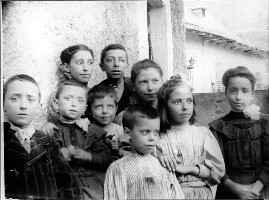 Nens de Casa Corbera-Campi i Casa Grec. Al fons, Casa de mossèn Dot.