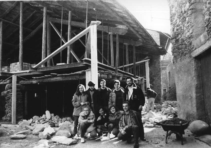 Dolors Bataller, Josepa Berenguer, Montse Calderó, Xavier Català, Juanma Couchold, Carme Mestre, Angels Rella, Ferran Rella i Lola Vicens davant Casa Gassia.