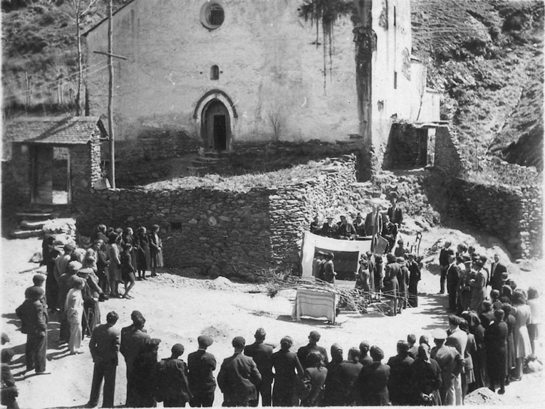 Festa de l'arbre davant l'església de Sant Julià d'Unarre.