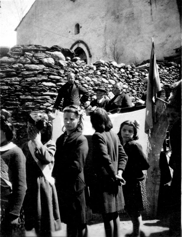 Festa de l'arbre davant l'església de Sant Julià d'Unarre. Al fons, mossèn Dot Campi.