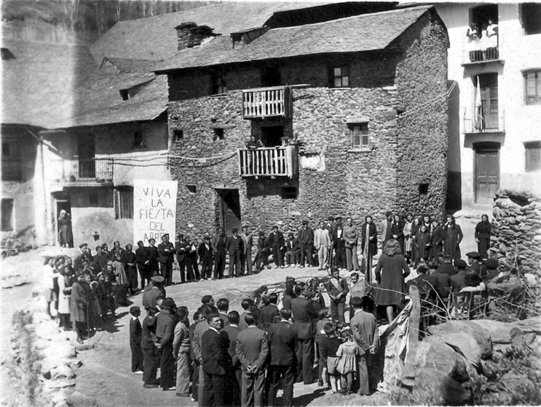 Festa de l'arbre davant l'església de Sant Julià d'Unarre i al costat de Casa Grasiona, Casa Felip i Casa Agneta. Nota: Aquell dia també hi va haver teatre a Casa Foixenc.