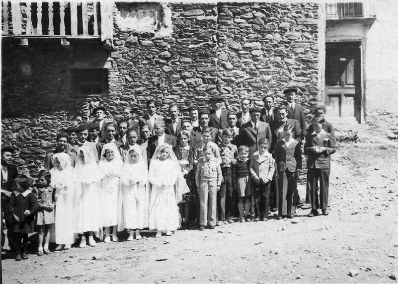 Fotografia de primera comunió de nois i noies de la vall d'Unarre, davant de Casa Grasiona i Casa Felip.