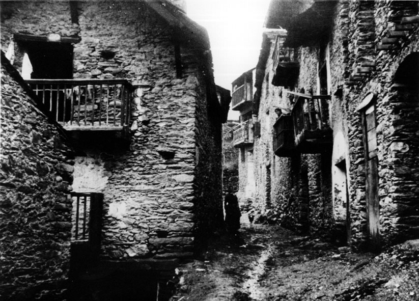 Carrer d'Isavarre, a l'inici de la placeta de Pontur.