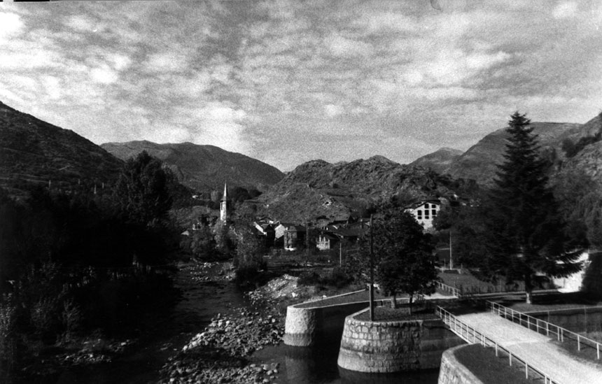 Vista parcial d'Esterri des del pont de la Central.