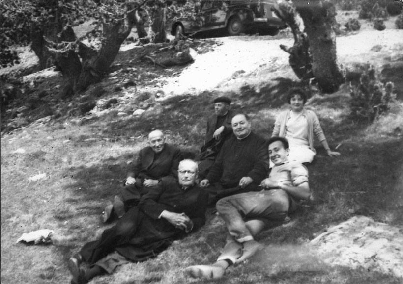 Capellans d'excursió amb Tonet de Casa Ton: entre ells Mossèn Picolo, Mossèn Àngel i Mossèn Nacho.