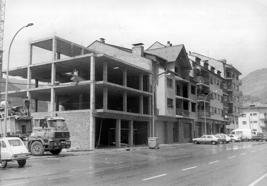 Construcció de Ton d' Iguan a la carretera.