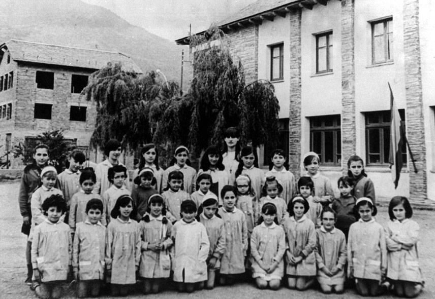 Grup escolar de les escoles d'Esterri. Personatges: 
Fila Superior: González, ?, ?, ?, ?, Núria de Casa Cinto, Roser Agustí, Esperança Peiret, ?,Cris de la Cruz, Gemma Palobart.
Fila Central: Pili Chamorro, Maria Angels Rey, Tere Brunet, Pili Castillo, ?, Nena de Seria, Dolors Ginesta, ?, Sara Cases, Eulàlia Cases, Amparo Goday.
Fila Inferior: ?, Palmira Cases, ?, ?, Ester Barbal, Antonieta Meleta, Tere Gallimó, Carme Cases.