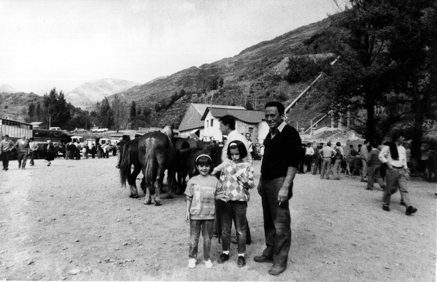 Fira de Santa Teresa (Fira de la Tardor) a Esterri. Personatges: Josep Carrera, Elisenda Rella i Violant Carrera.