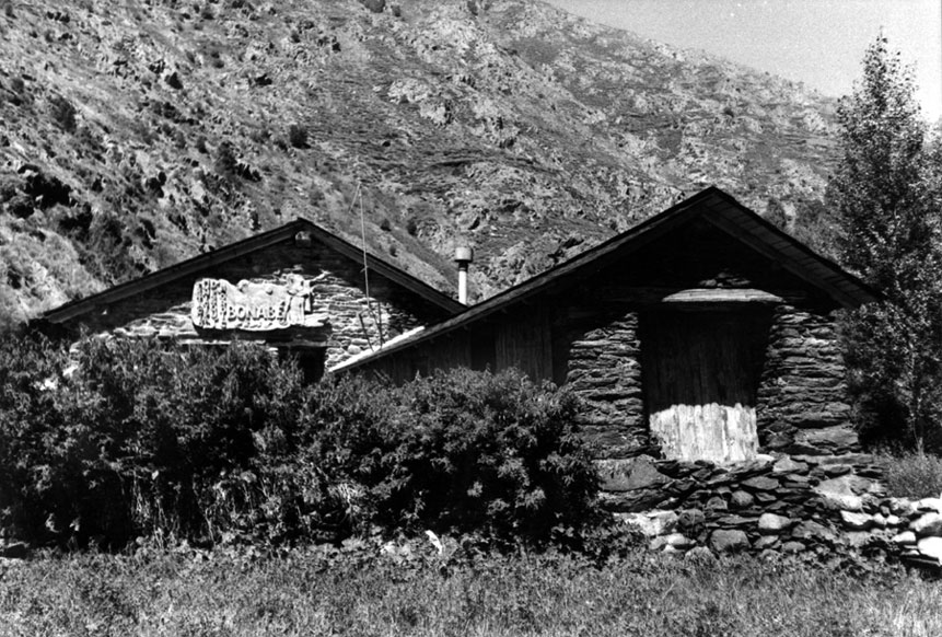 <p>Serrradora d'Alós. Una de les antenes de l'Ecomuseu de les Valls d'Àneu. Situada a la sortida del poble. L'aiguat del 1937 se l'endugué. Després de la guerra fou rebastida novament. L'any 1960 un incendi la va màlmetre, la reconstrucció fou immediata. Nota: A principis dels anys setanta, la serradora parà definitivament el rodet. Ignasi Jordana en fou el darrer encarregat de fer-la funcionar. (Informació: RELLA, F.; Les valls d'Àneu. Ed. El Mèdol. Tarragona, 1993).</p>