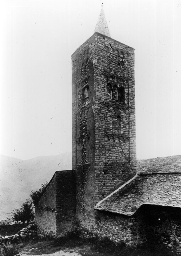 Vista del seu campanar amb decoració llombarda.