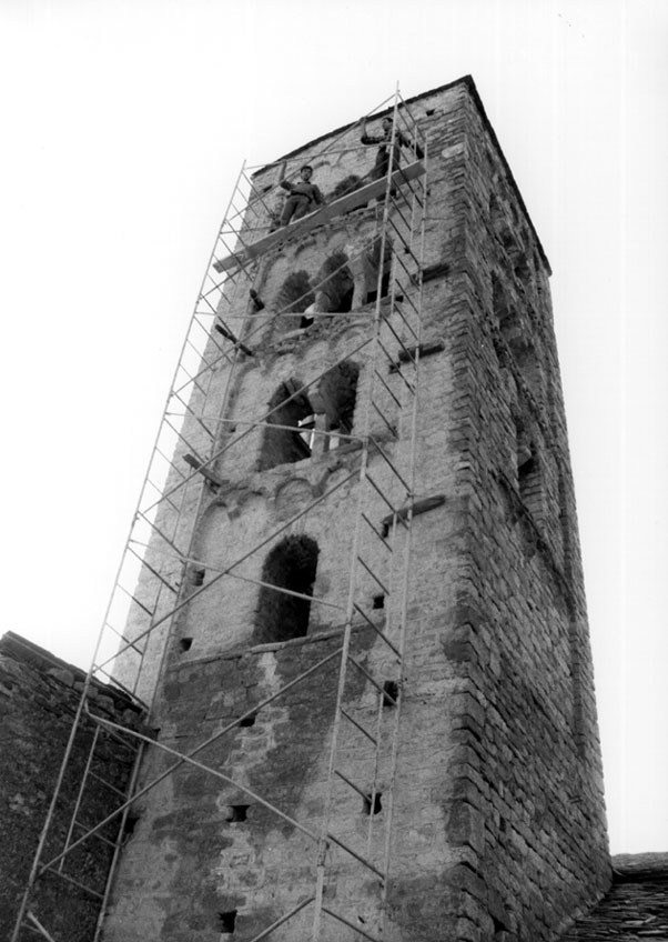 Obres de restauració del campanar de l'església dels Sants Just i Pastor de Son.