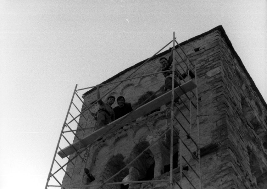 Obres de restauració del campanar de l'església dels Sants Just i Pastor de Son. Personatges d'esq. a dreta: Xavier Serra, David Marzo i Victor Rey.